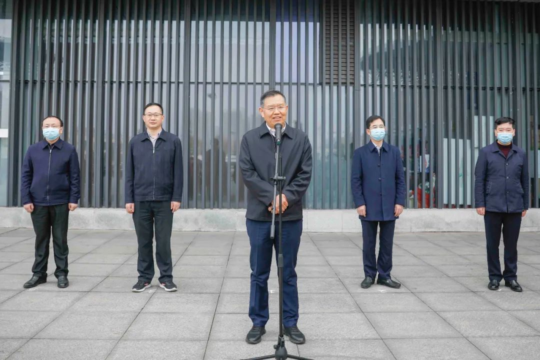 出发！岳池49名农民工搭乘专车复工返岗