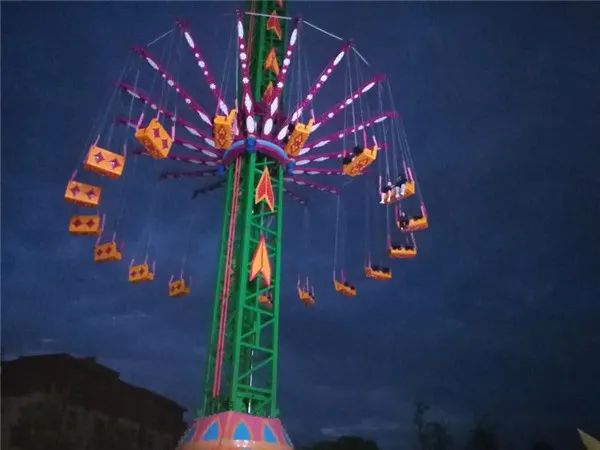 岳池县文创公园一游乐园停电 3名游客被困10米高空！消防紧急救援