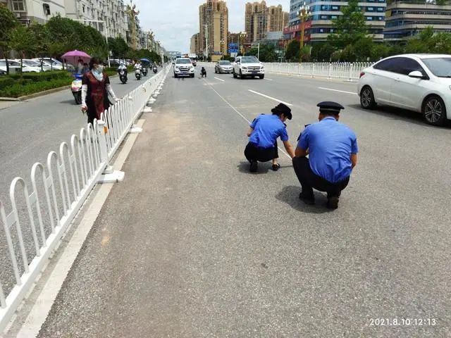 岳池一货运车辆洒落建筑材料，遭起···