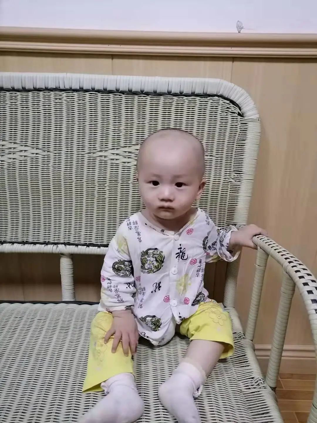 岳池一名8个月男童被救助，穿白色花睡衣、黄色裤子