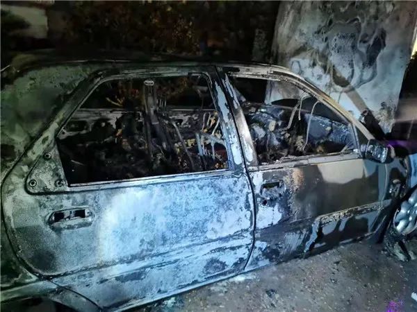 广安一小区轿车自燃另两车遭殃 灭火器用了几十个