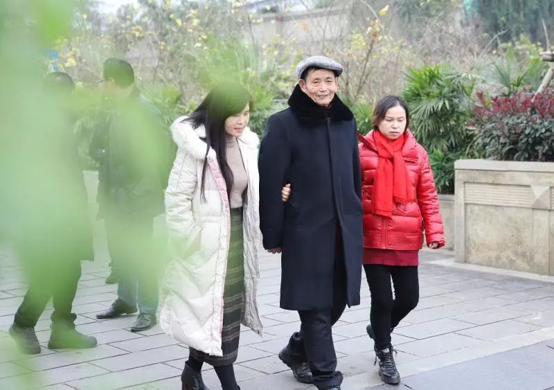 您教我们知识，我们给您养老！岳池一民办教师离职后，80余名学生众筹赡养