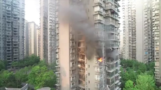 广安：一高层住宅发生火灾，消防紧急救援疏散74人！