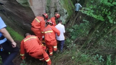岳池一80多岁老人不慎跌落悬崖，被困数小时后被找到救出