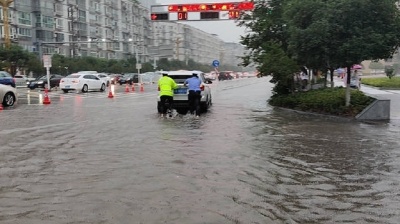 7月10日下午，岳池县突降暴雨，城区多路段出现严重积水