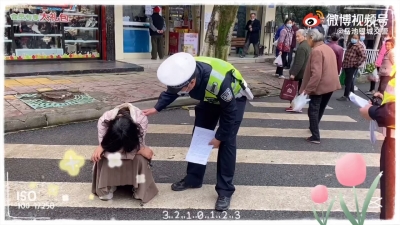 11月5日上午，岳池交警在执勤途中遇一女子蹲在人行横道上