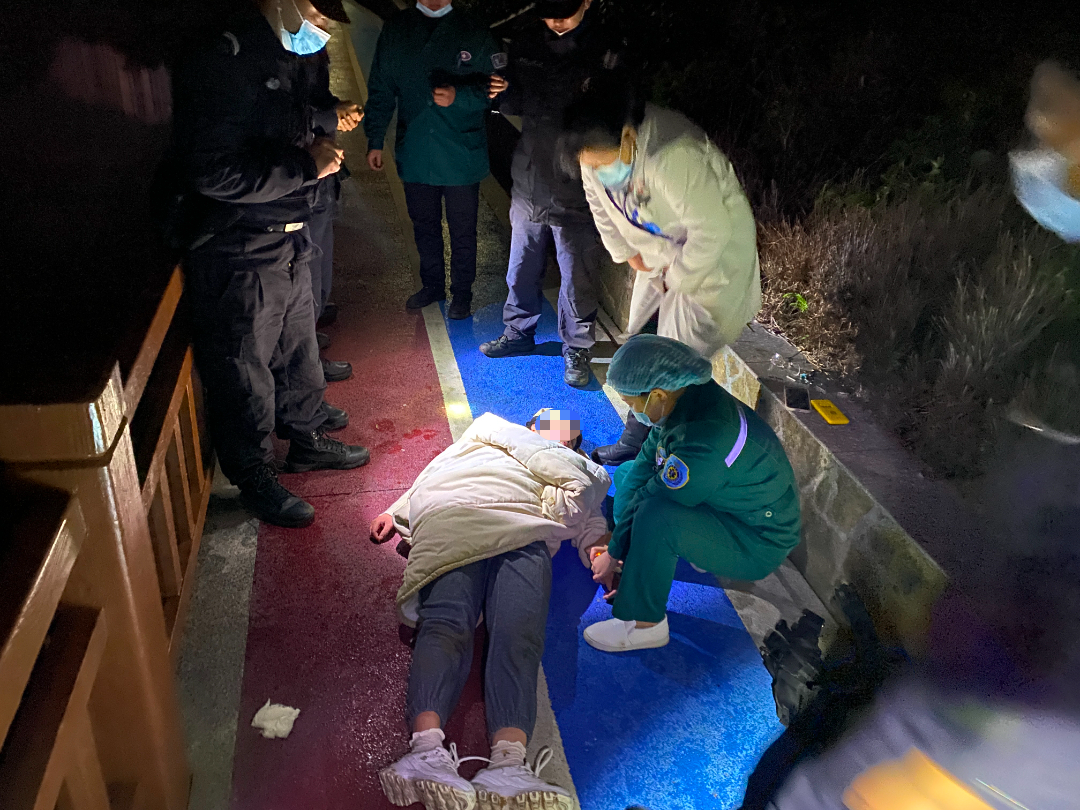 点赞！不顾缝针后疼痛，岳池辅警毅然跳水救人
