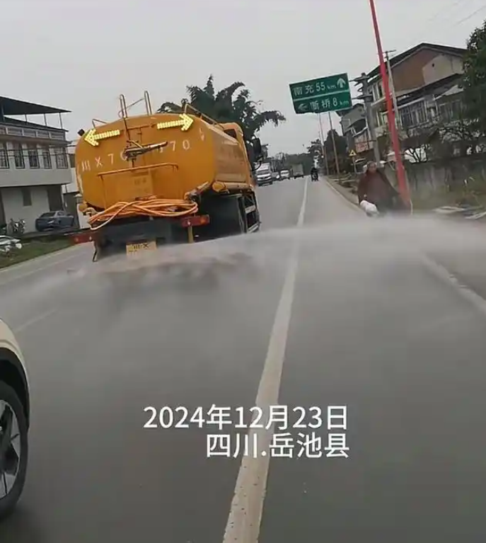 岳池回应“洒水车作业喷湿路人”