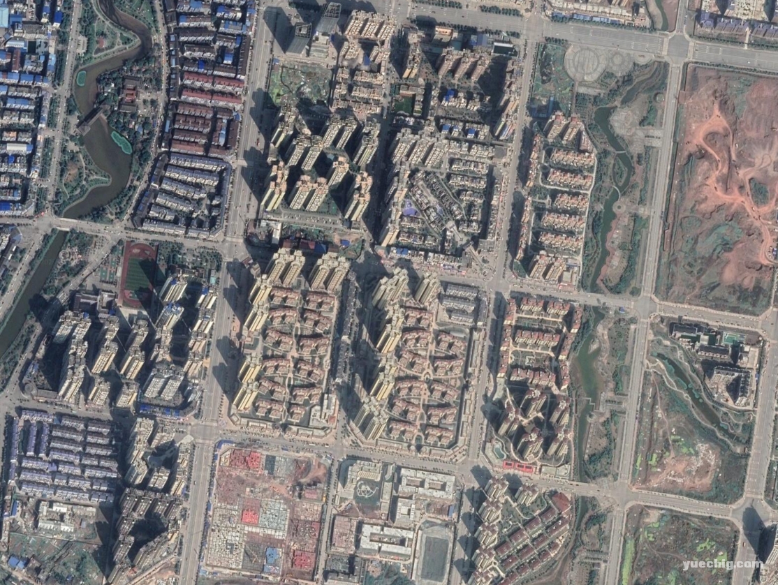 卫星上看四川岳池县：县城建成区约15平方公里，新城很有档次