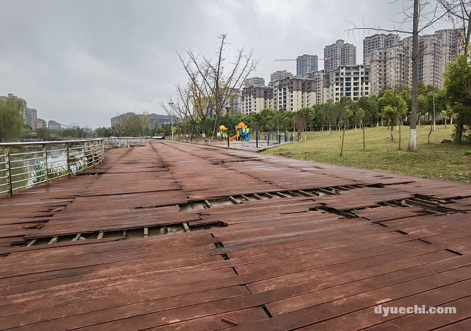岳池县城一公园木板路到处是“窟窿” 市民盼早日维修