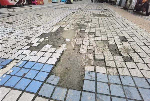 岳池县有关部门 这段人行道严重破损！